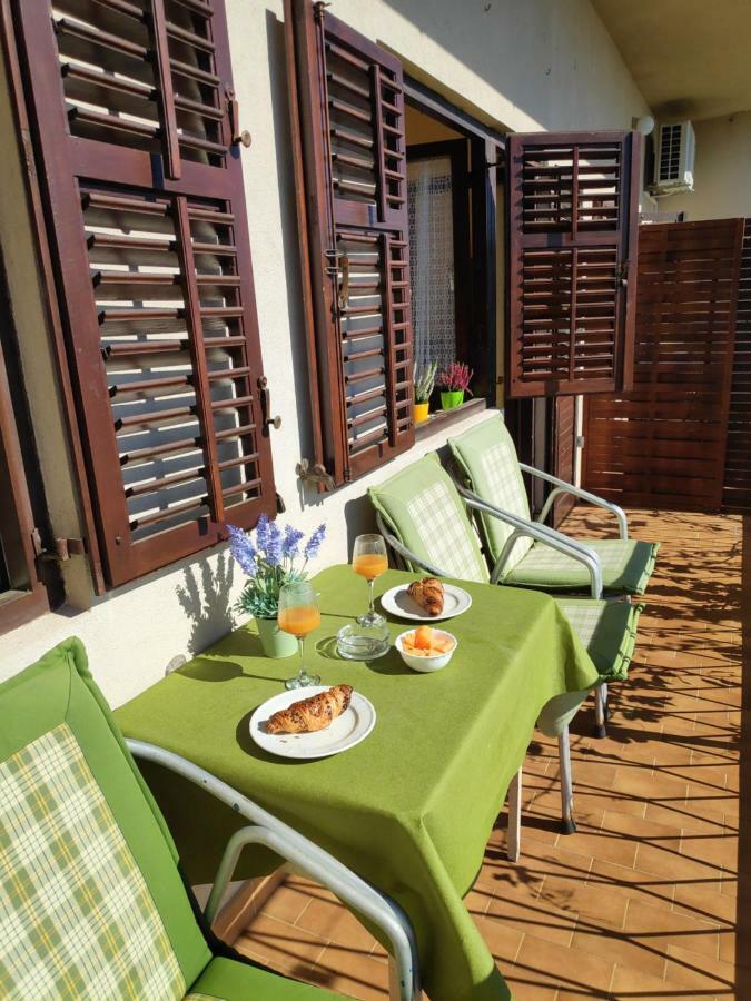 אומיס Apartments Niko מראה חיצוני תמונה