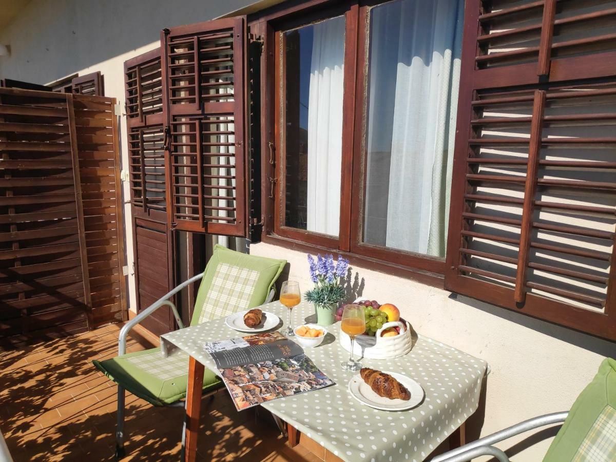 אומיס Apartments Niko מראה חיצוני תמונה